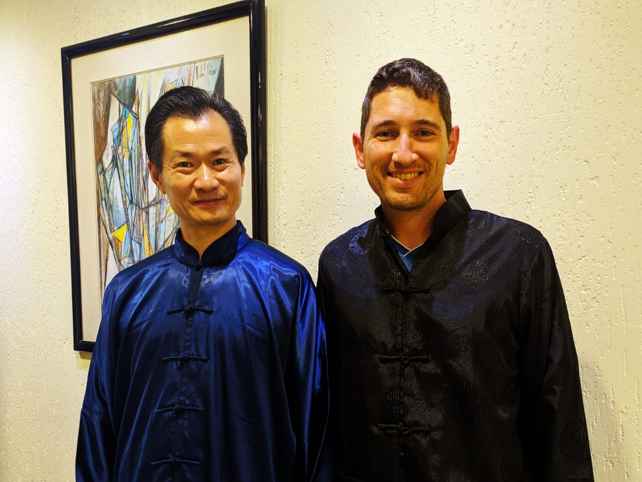 Marcos Martini ao lado de um professor de Qi Gong