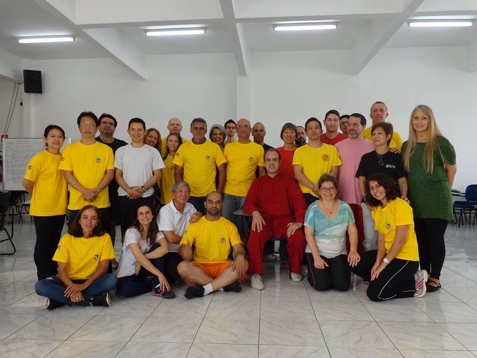 Marcos Martini reunido com um grupo numeroso durante um encontro de Qi Gong