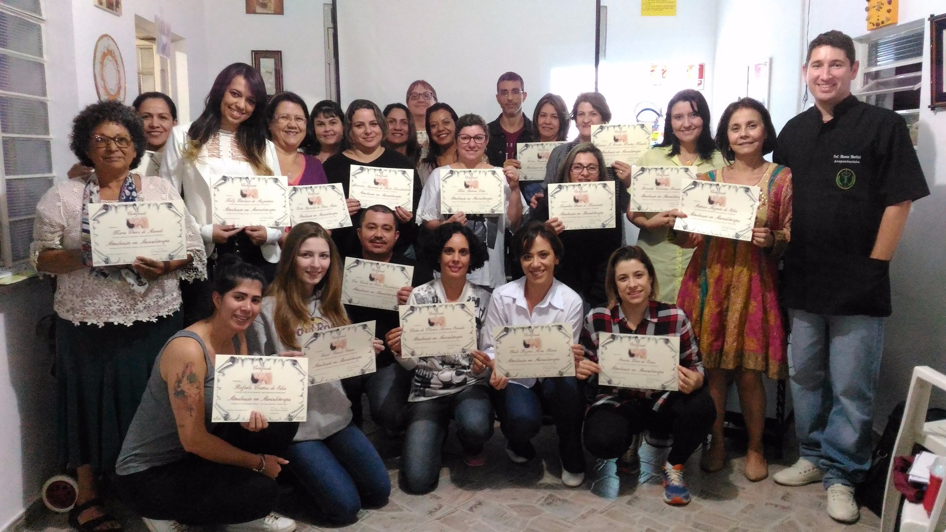 Marcos Martini com uma turma de Auriculoterapia e seus certificados