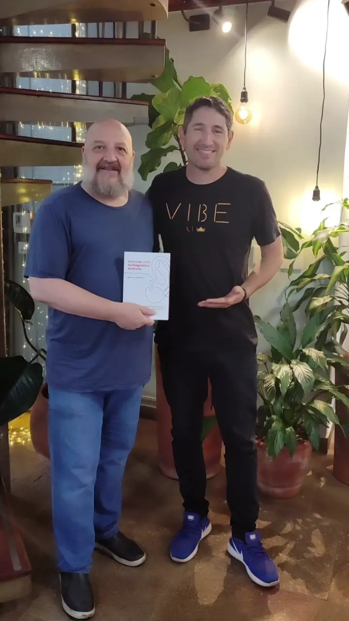 Estudante com o Livro de Ouro do Diagnóstico Auricular